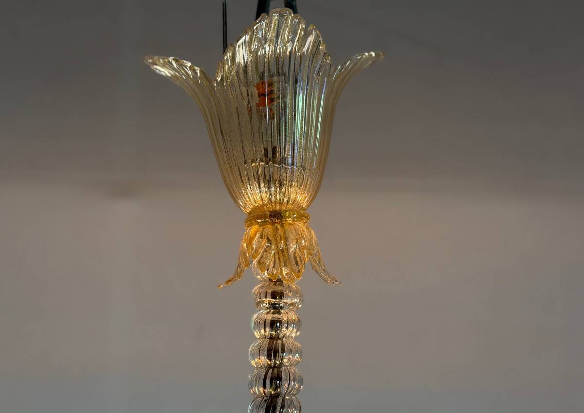 Asymmetrical Venetian chandelier in colourless and gold Murano glass, circa 1980.