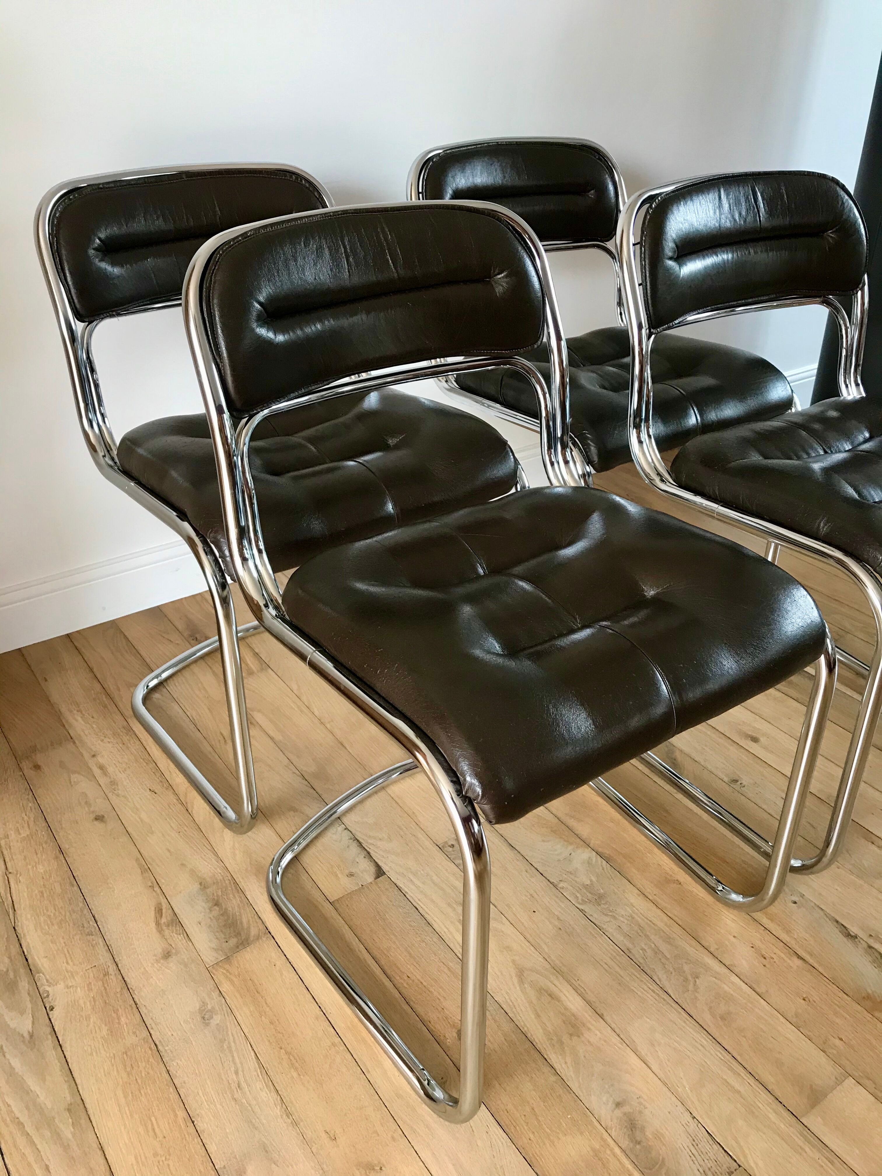 Set consisting of a table in chrome and smoked glass and its 4 tubular chairs in chrome and skaï a