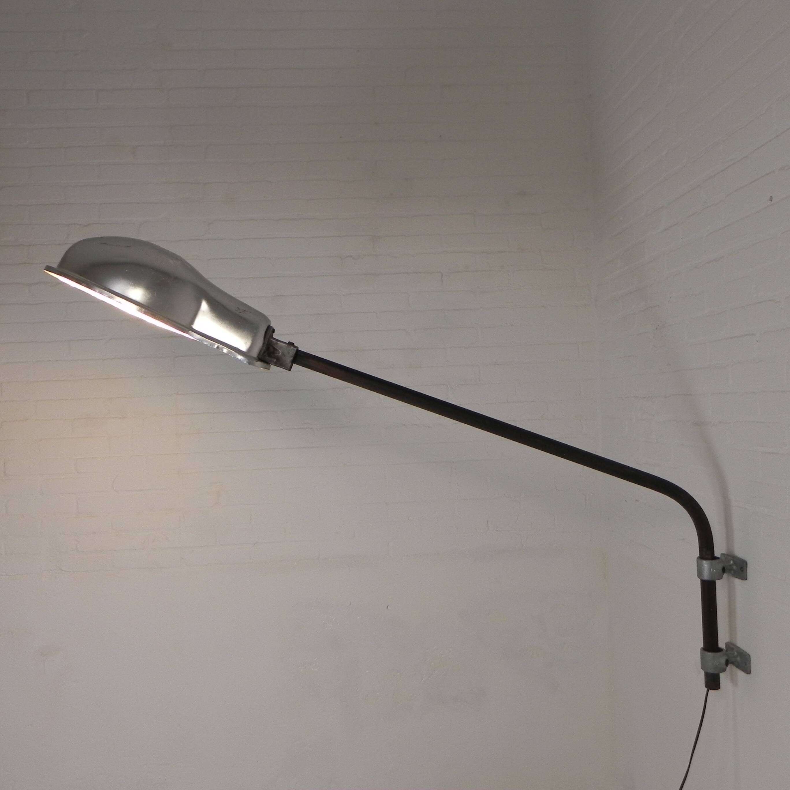 Industrial street lamp with aluminum shade