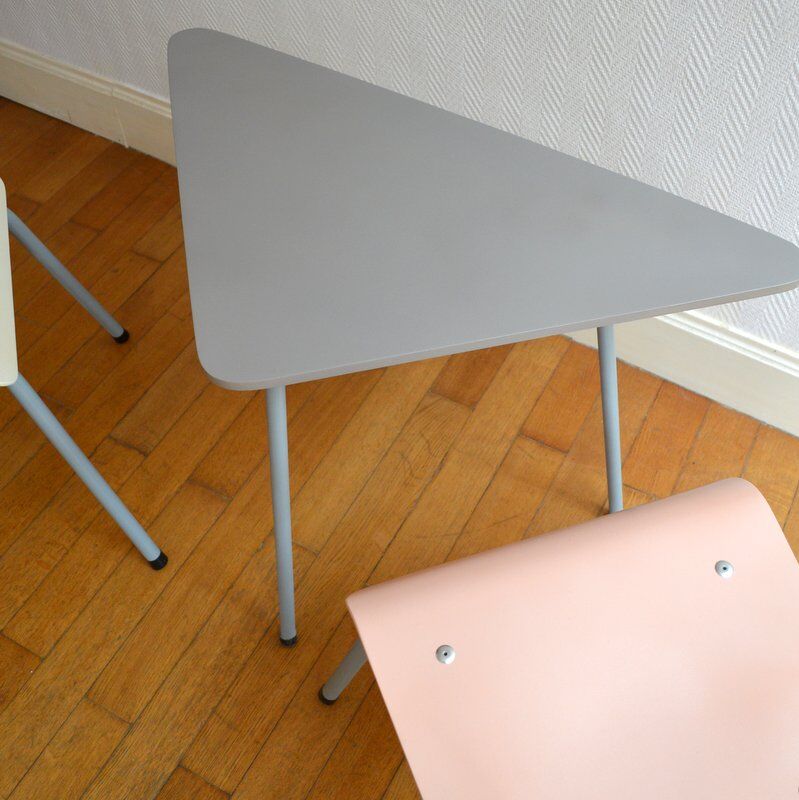 Tripod table and vintage chairs 1950