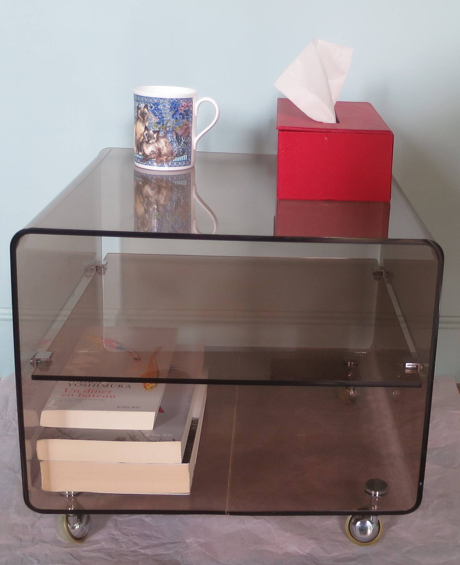 Table de chevet basse plexiglas fumé Michel Dumas pour Roche Bobois roulettes vintage