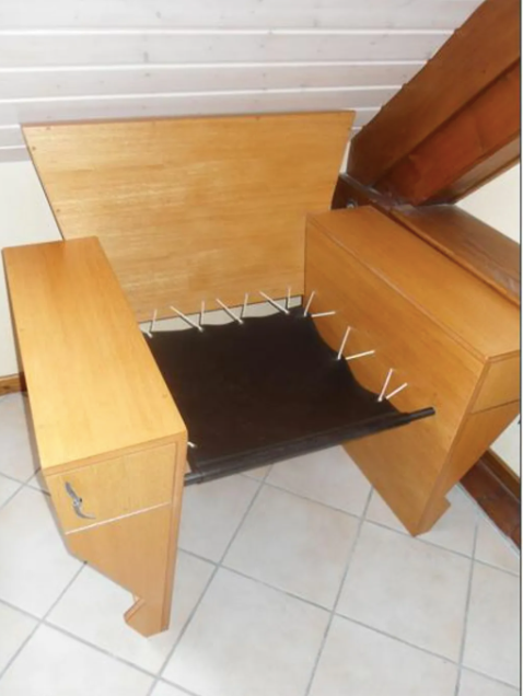 Fauteuil 1980 en bois et cuir piqûre sellier