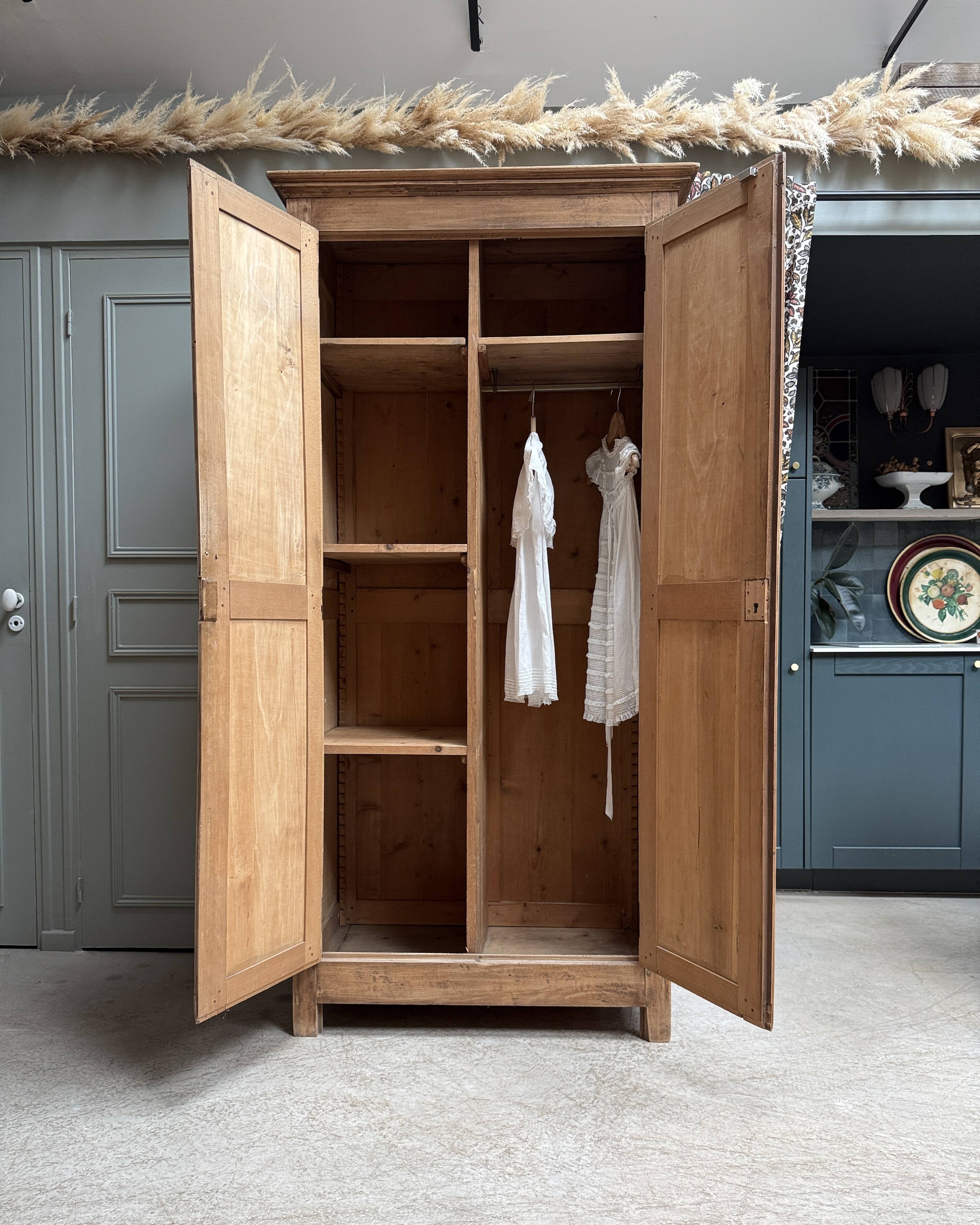 Parisian wardrobe with hanging space (renovated)