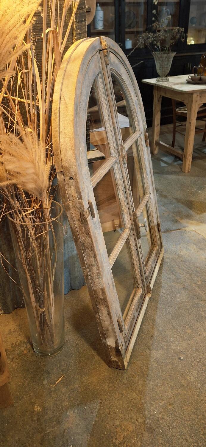 Fenêtre ancienne sur châssis
