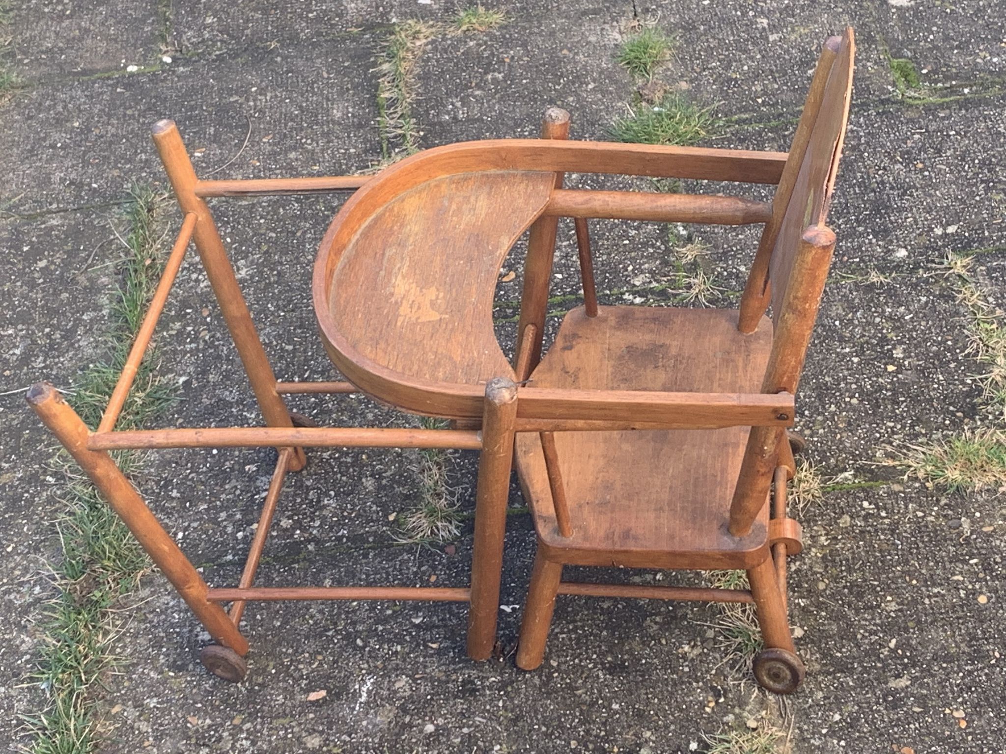 Chaise haute pour poupées en bois vintage