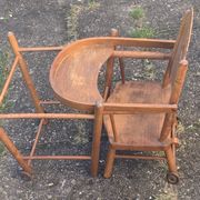 Chaise haute pour poupées en bois vintage