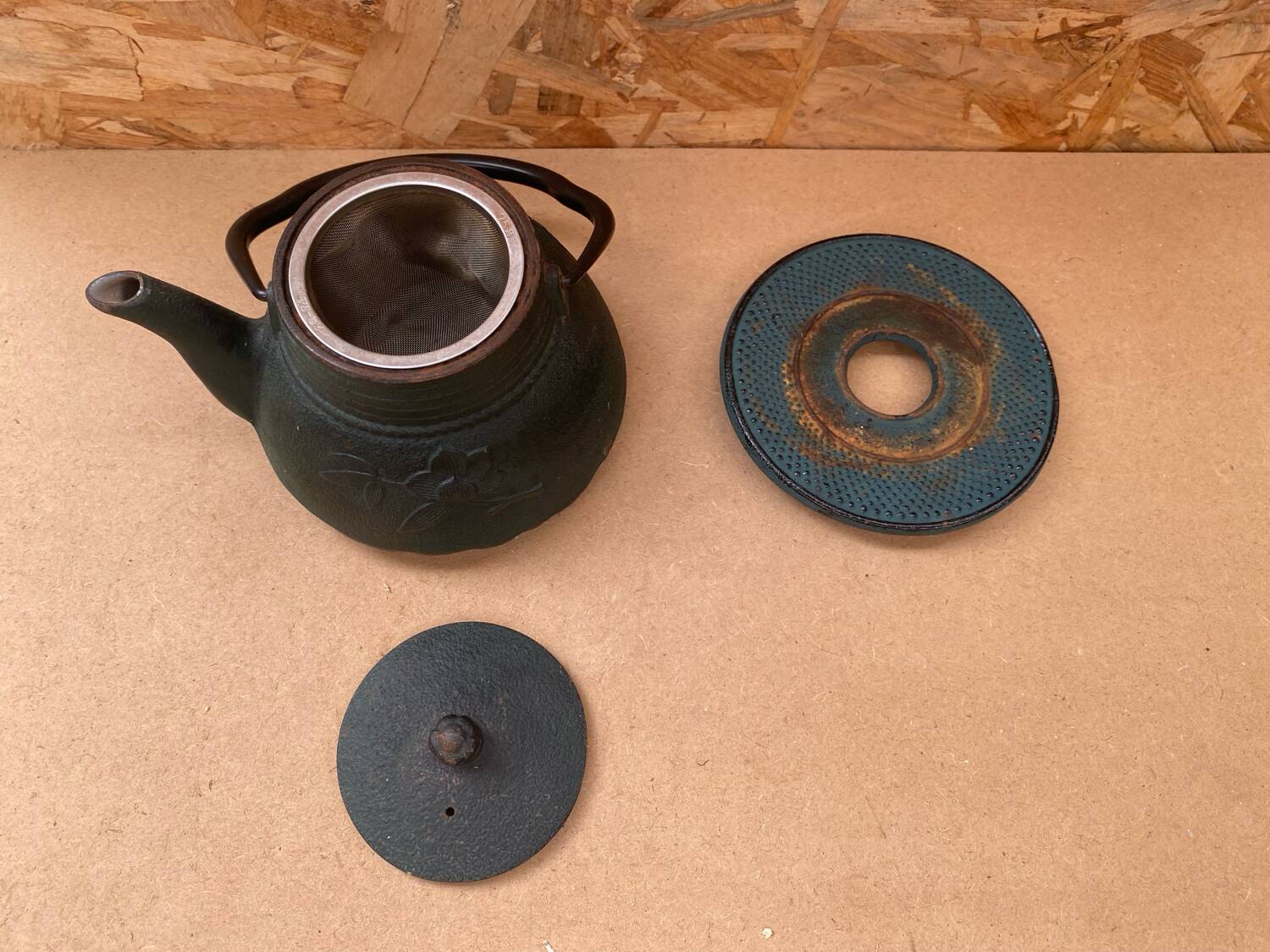 Antique japanese green cast iron teapot flower decor + vintage stand