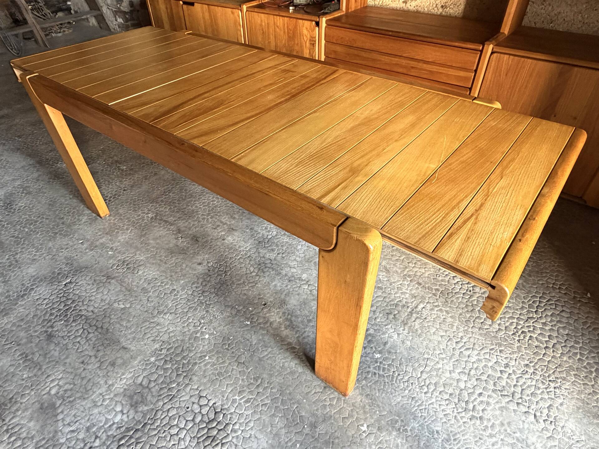 Table à manger extensible Maison Regain en bois d'orme massif
