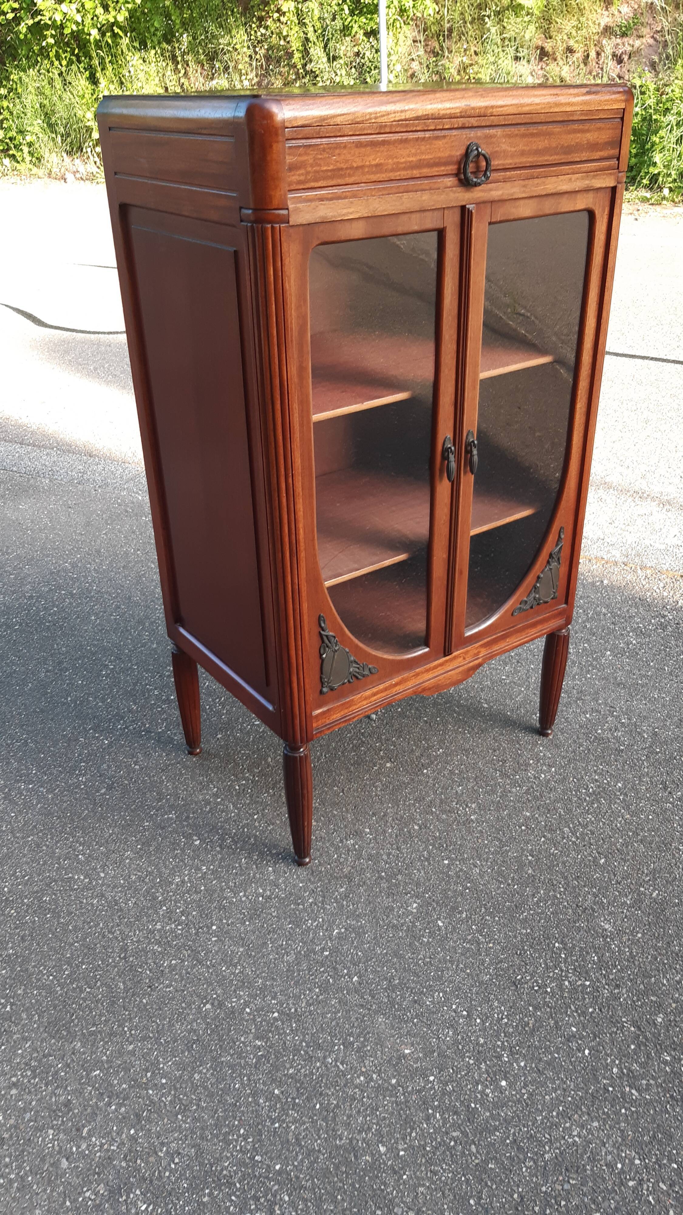 Vitrine style Louis XVI