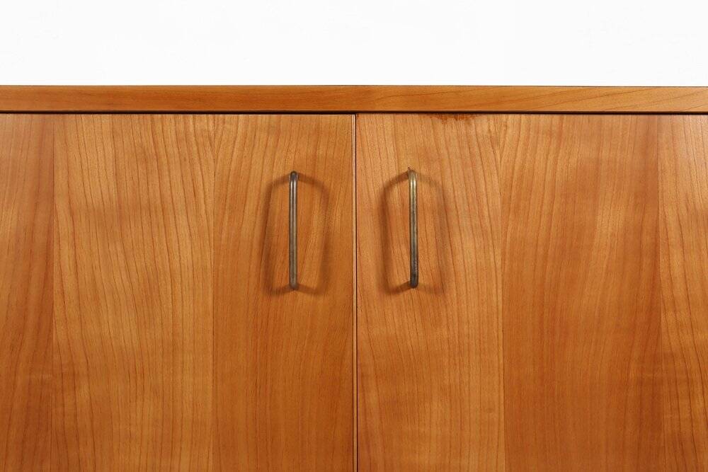 Buffet français des années 1950 en bois de cerisier massif.