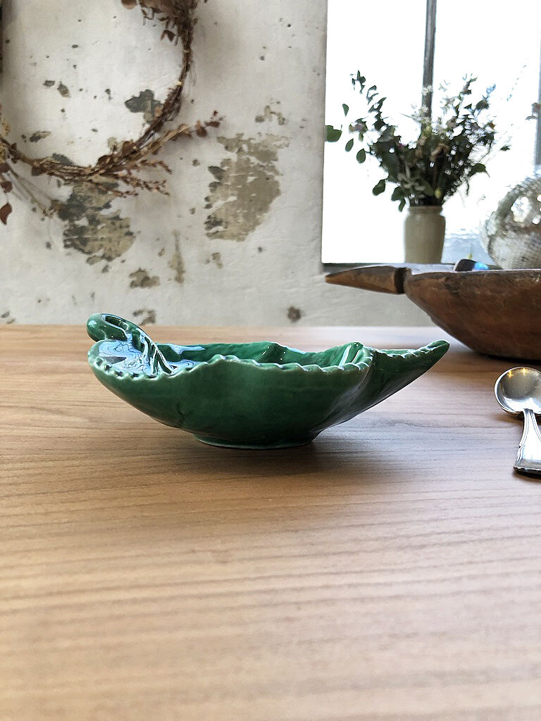 Green ceramic leaf cup