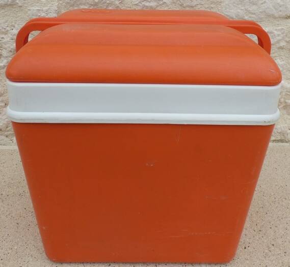 Glaciere vintage de couleur orange avec poignet  de marque EDA