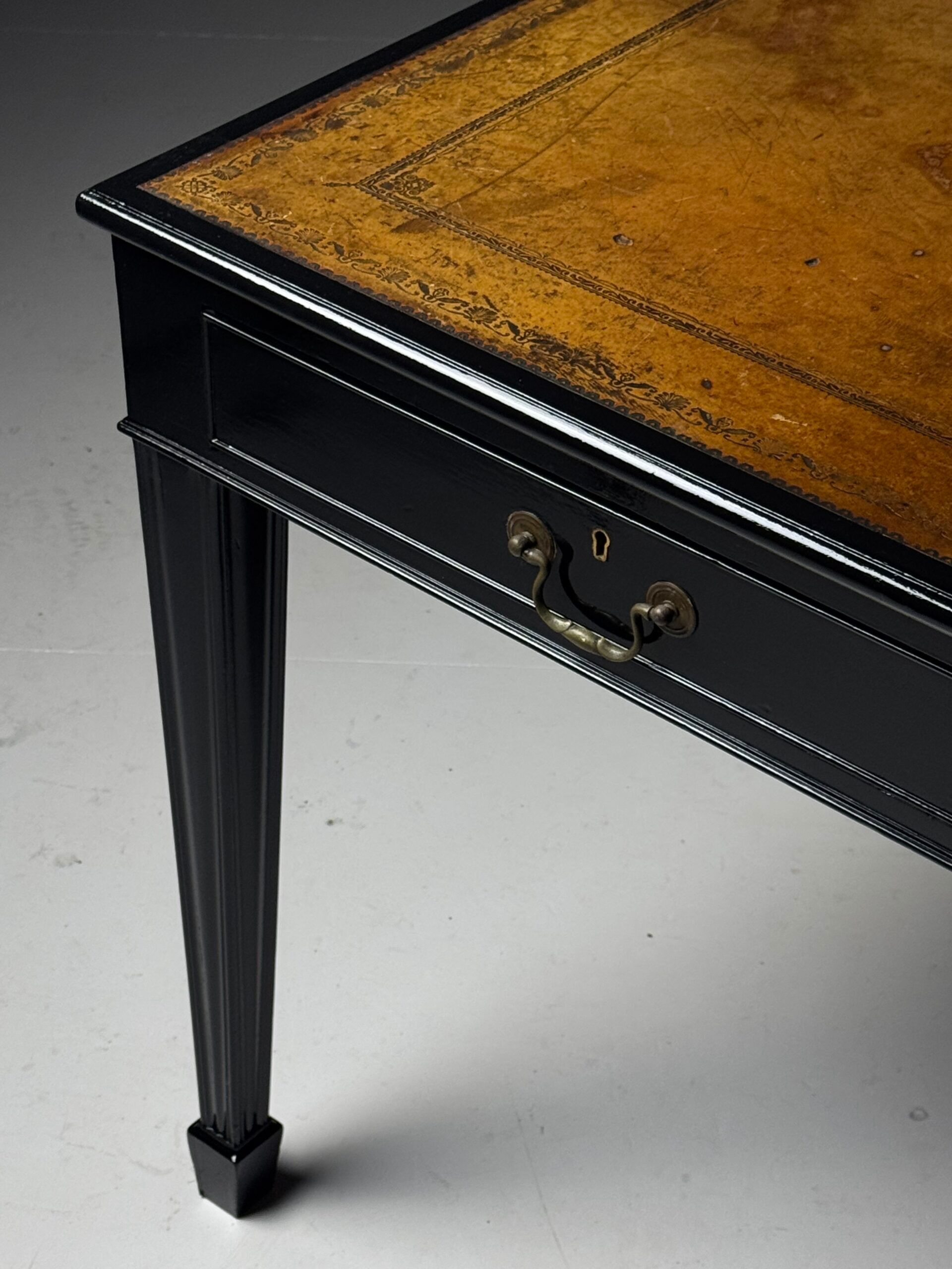Bureau anglais du 19ème siècle noir