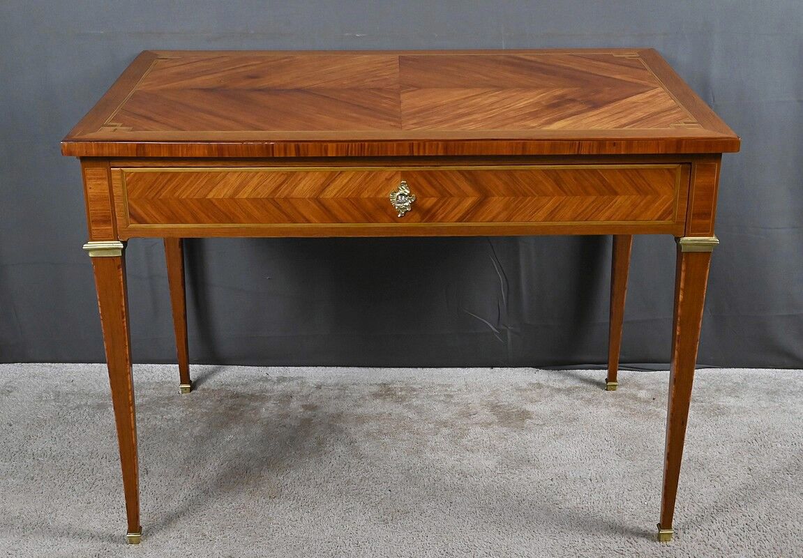 Small desk table in rosewood and rosewood marquetry, Louis XVI style – early 20th century.