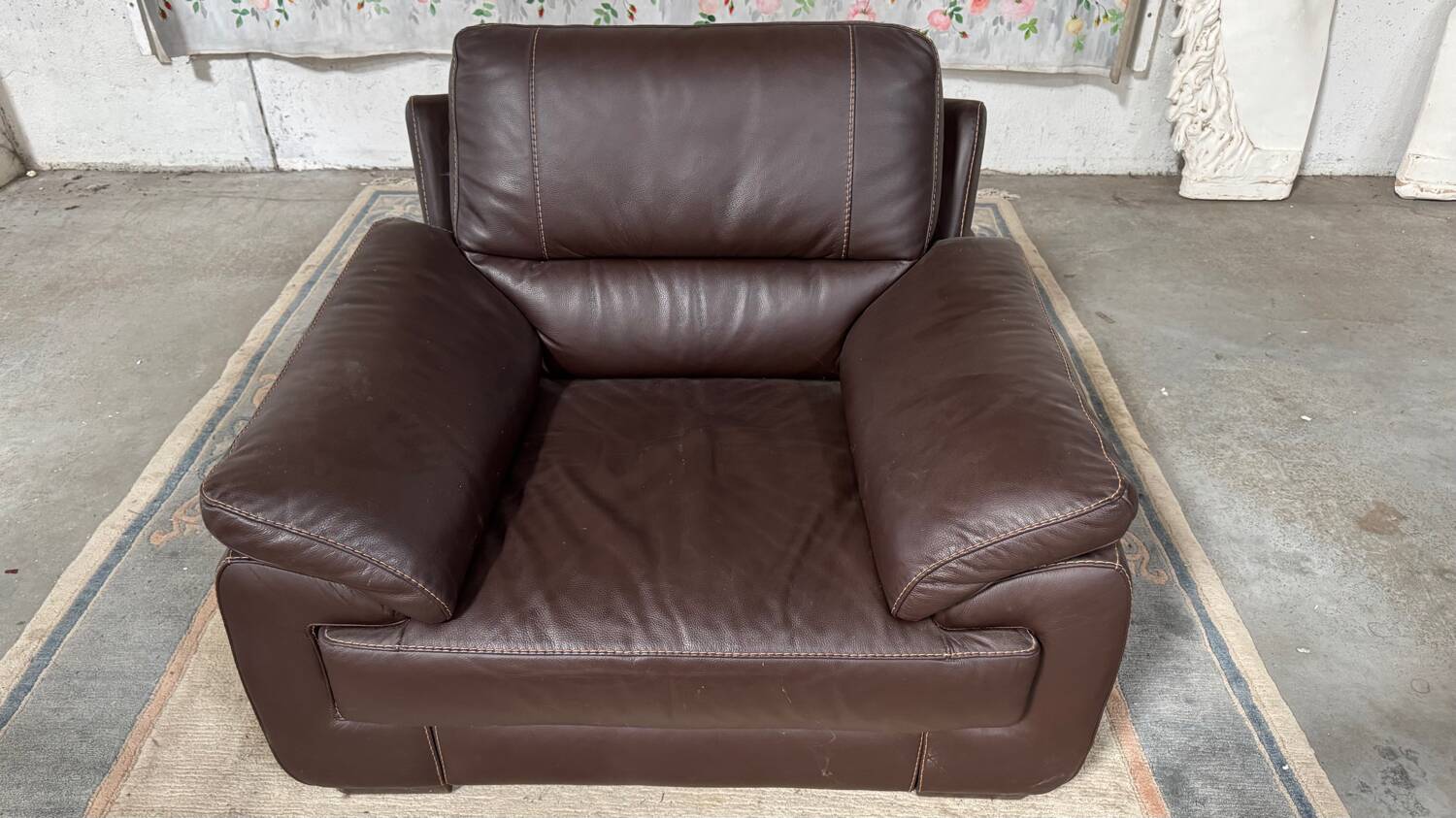 Fauteuil moderne en cuir marron