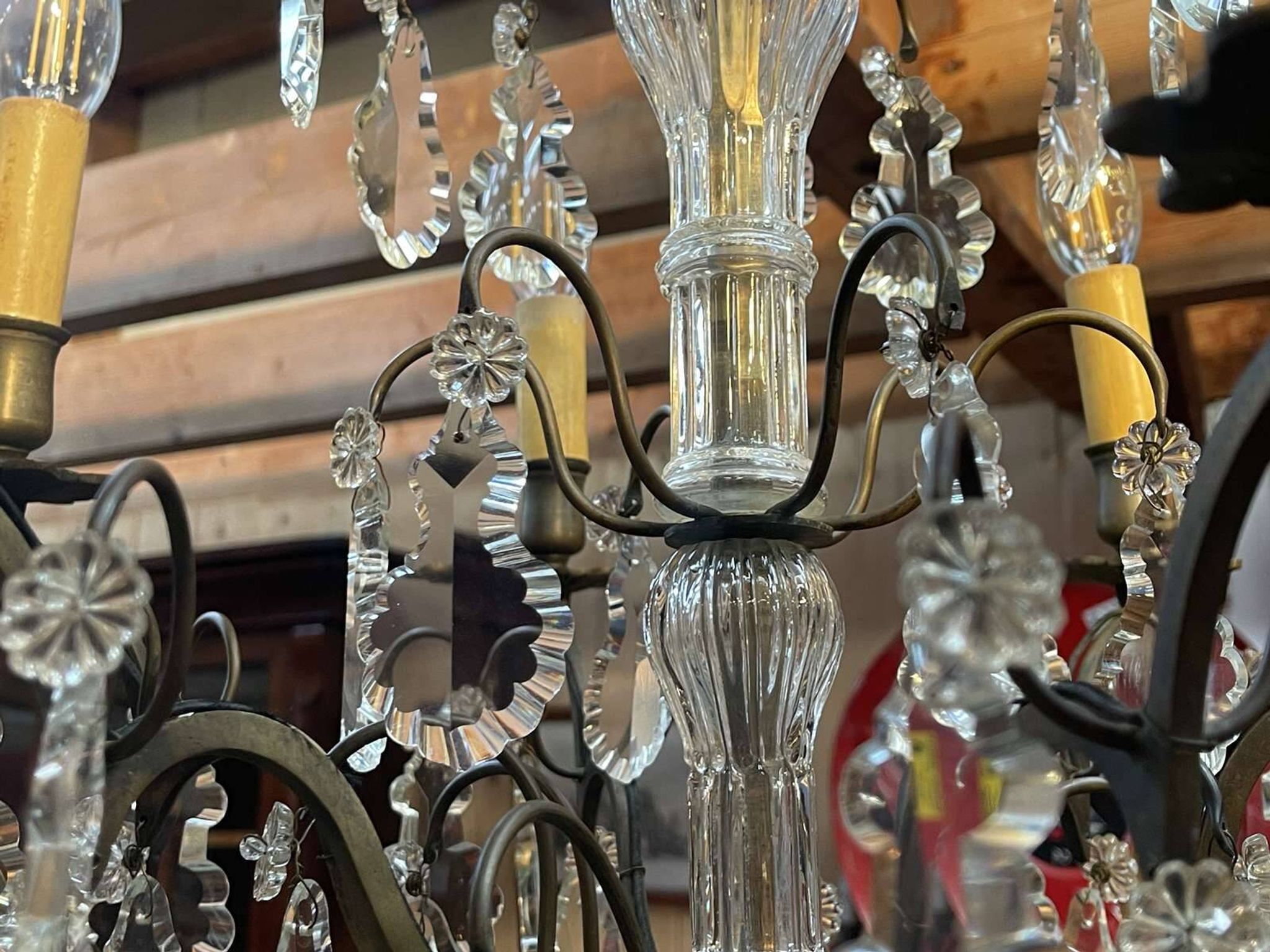 Bronze and cut crystal chandelier with 6 lights, early 20th century work.