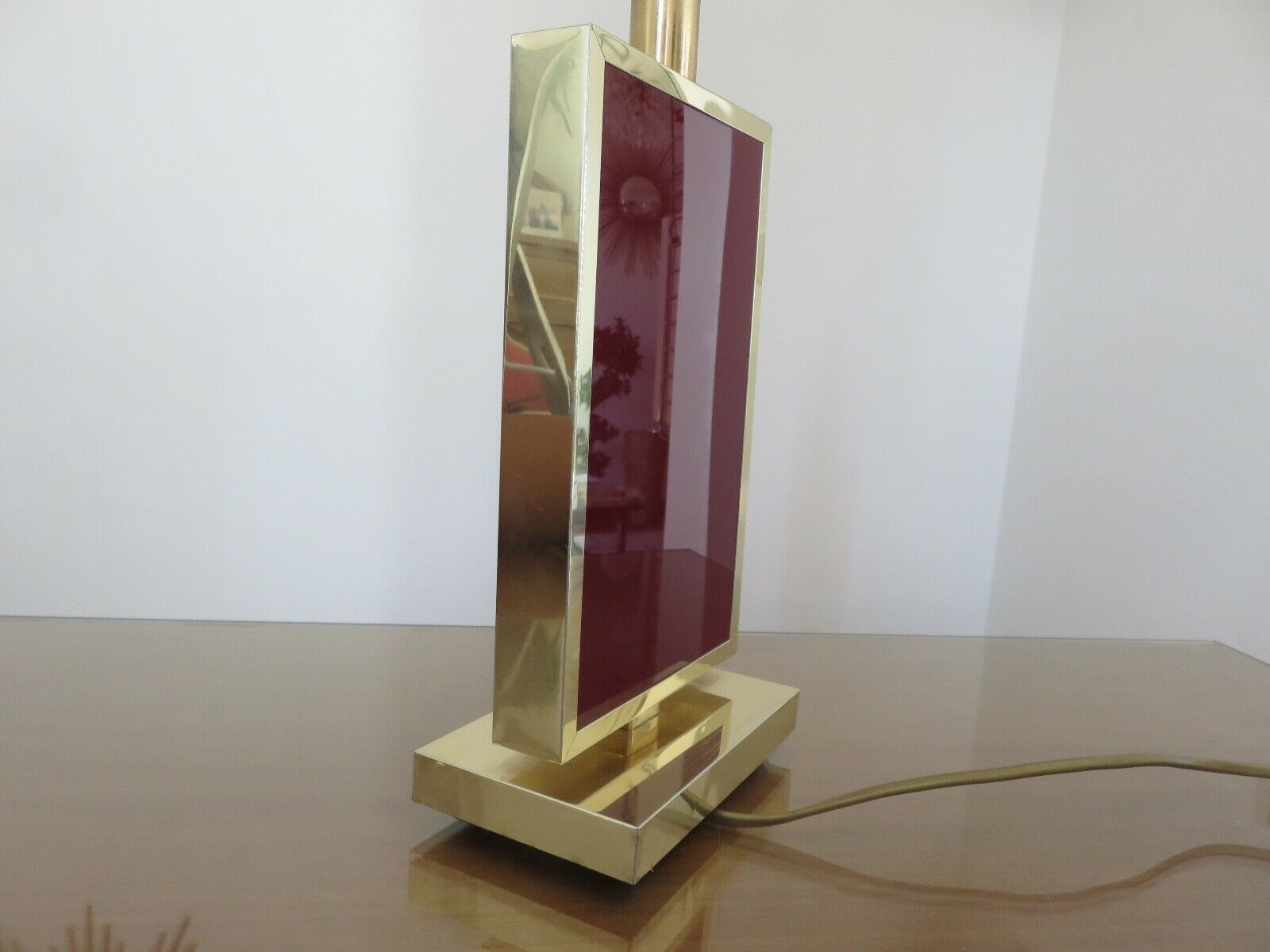 Lampe en laiton et plexiglas bordeaux années 70