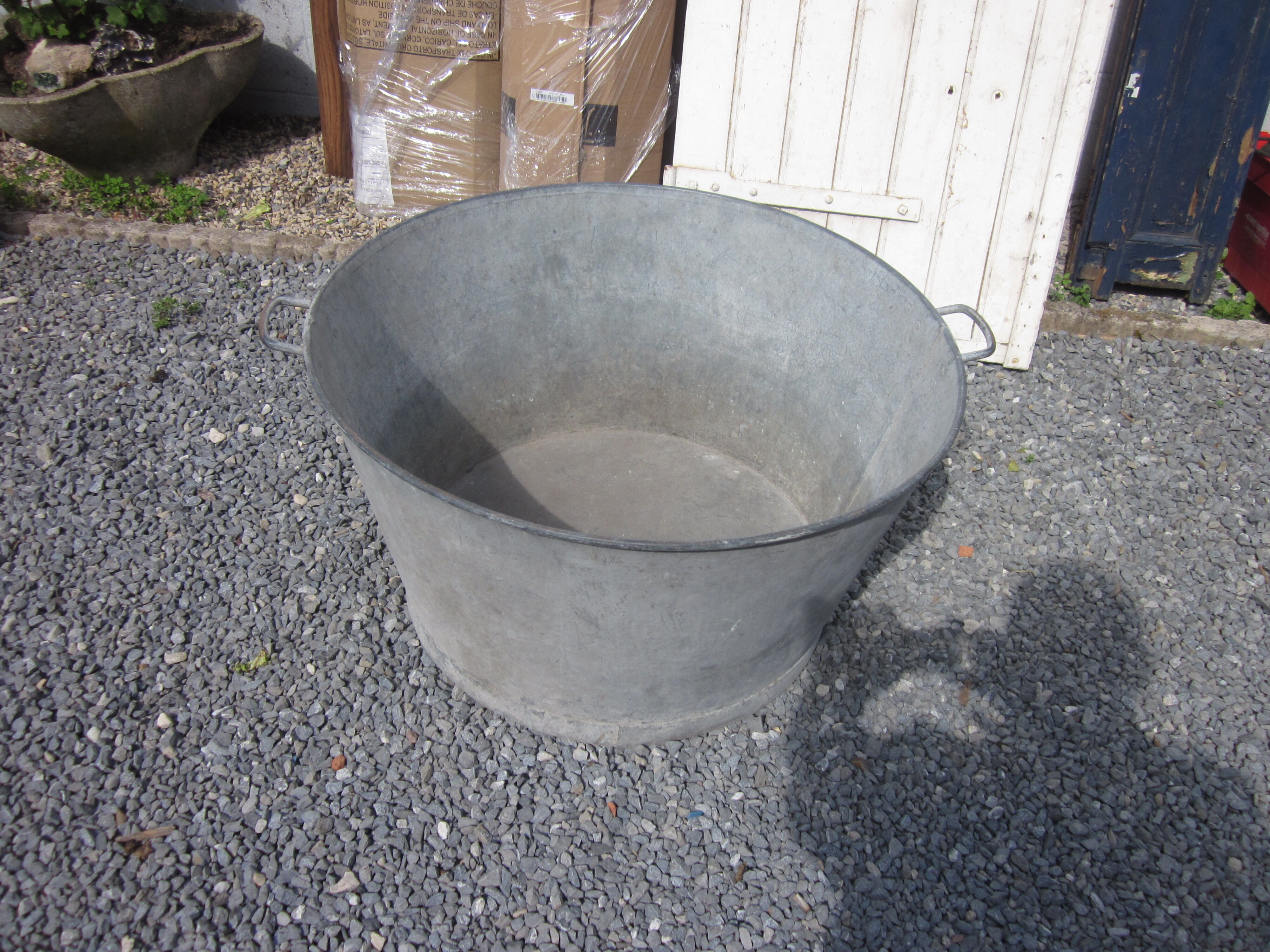 Round zinc basin