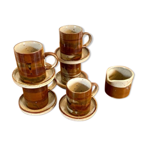 5 tasses avec soucoupes et pot à lait en grès pyrité
