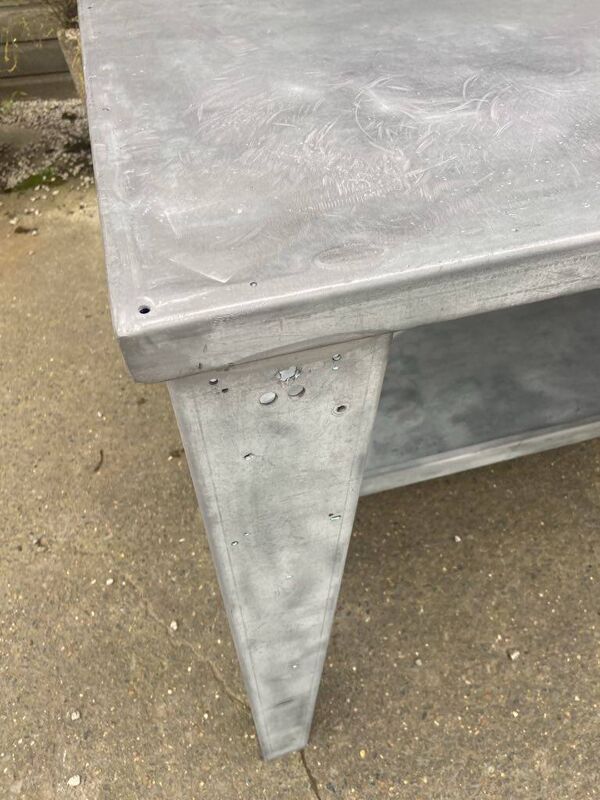 Table métallique