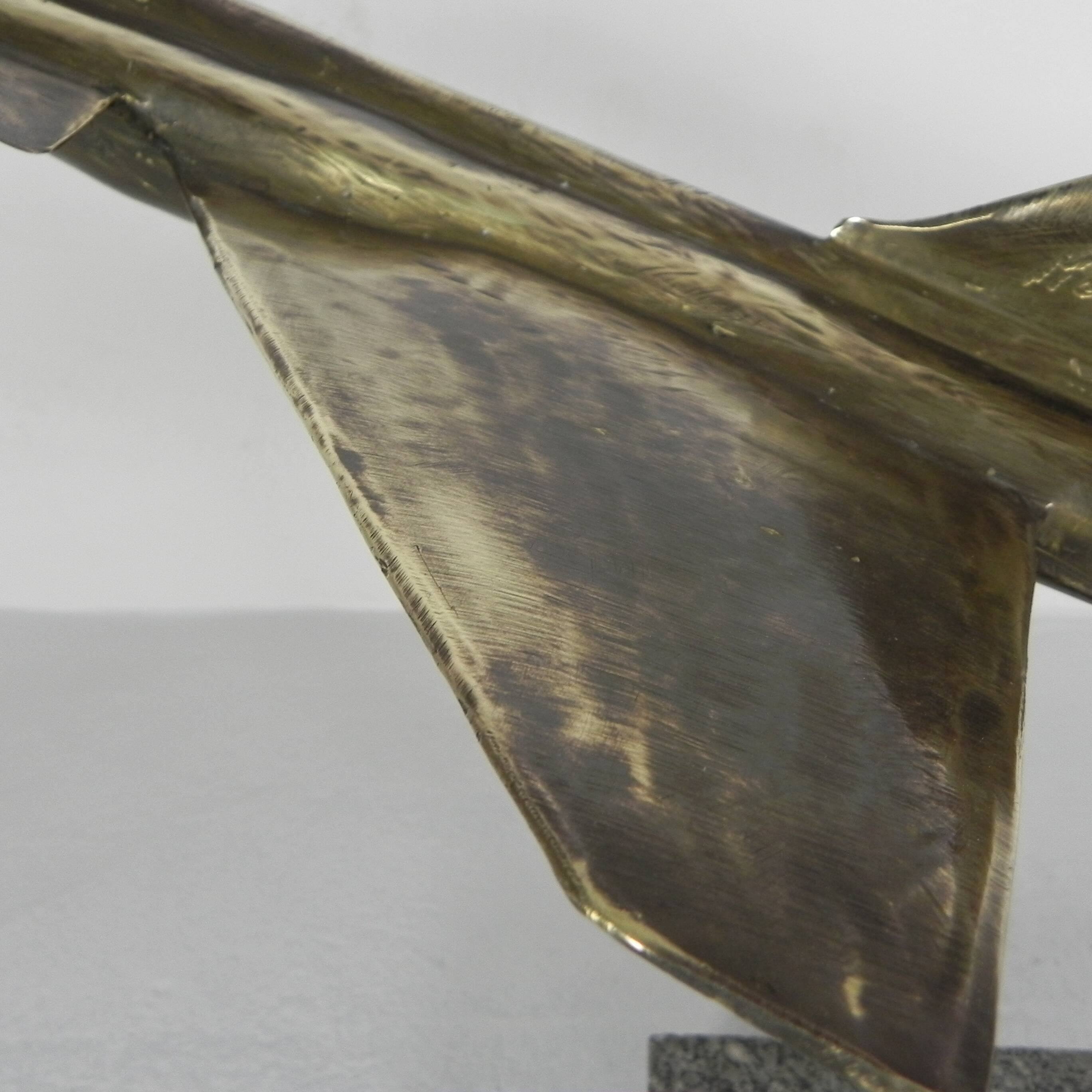 Sculpture en laiton d'un avion de chasse par François Melin