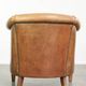 Fauteuil club en peau de mouton confortable de couleur cognac.