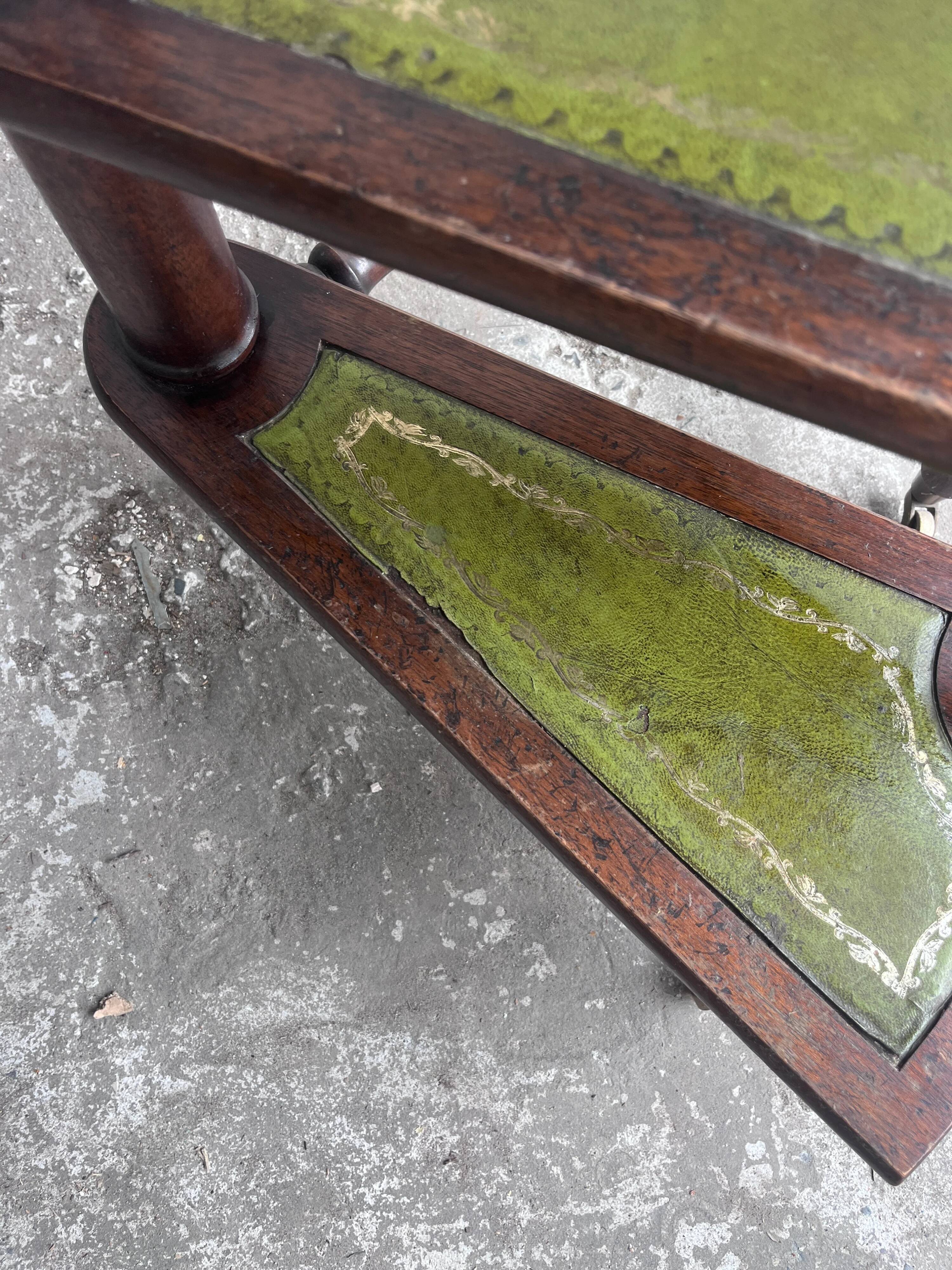 Marchepied de bibliothèque pliant anglais en bois avec marches en cuir vert
