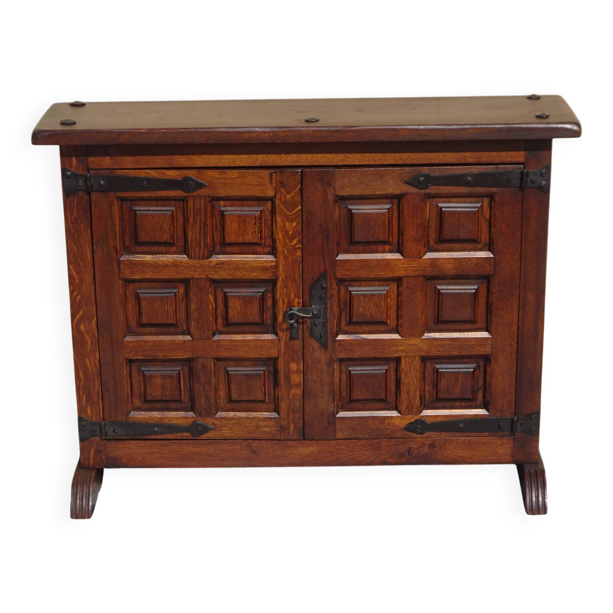 Shallow buffet in solid oak in Tuscan style.