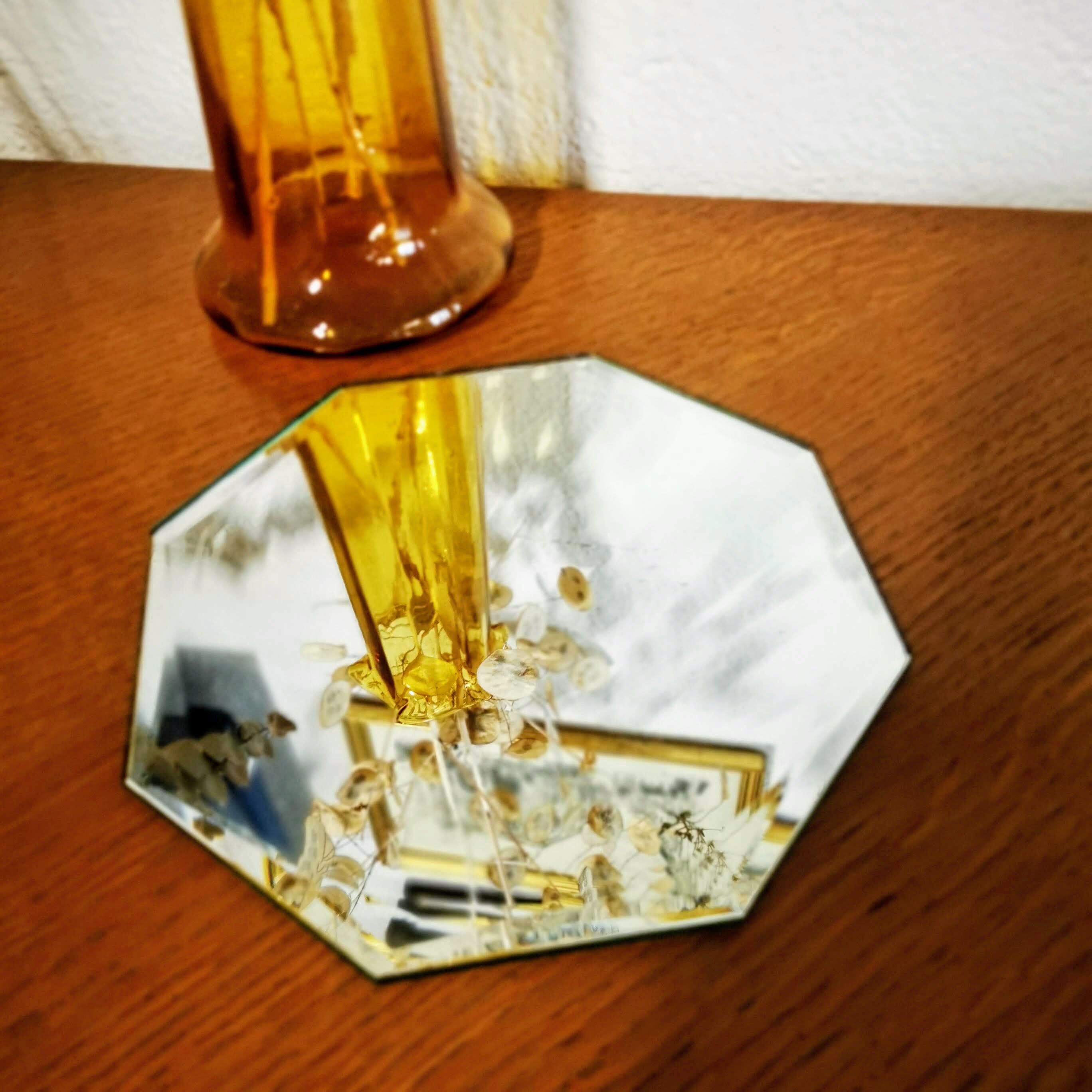 Bevelled mirror to lay