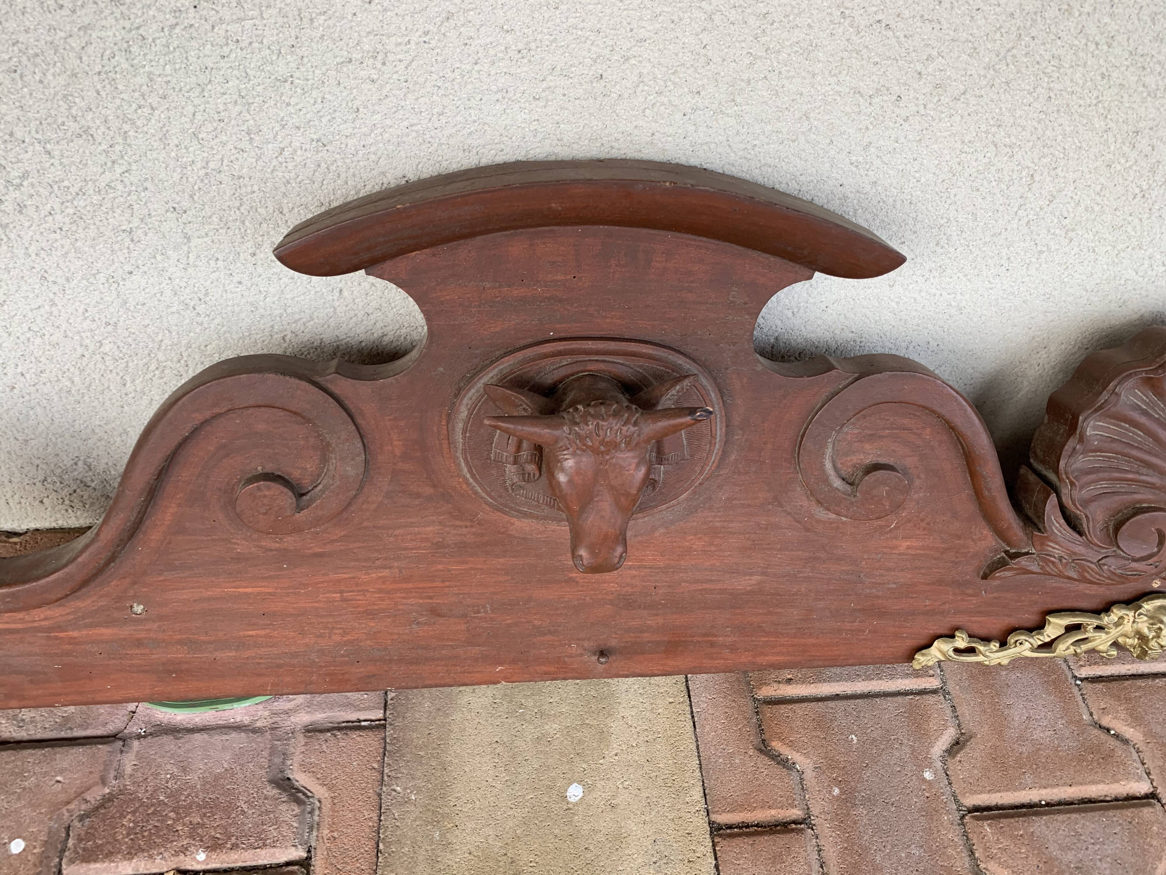 Log frontispiece with ox heads