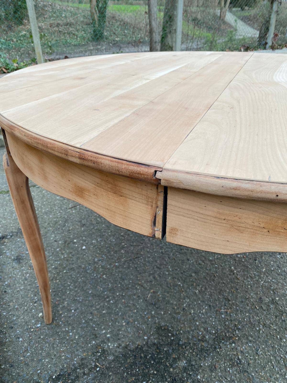Renovated round dining table in solid wood, Louis XV style from the 19th century.