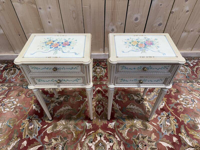 Paire de tables de chevets de style Louis XVI en bois peint
