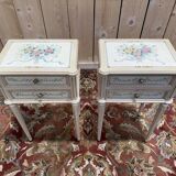 Paire de tables de chevets de style Louis XVI en bois peint