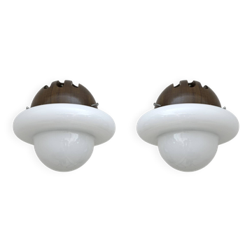 Paire d'appliques italiennes modernes du milieu du siècle en verre opalin et bois, années 1960