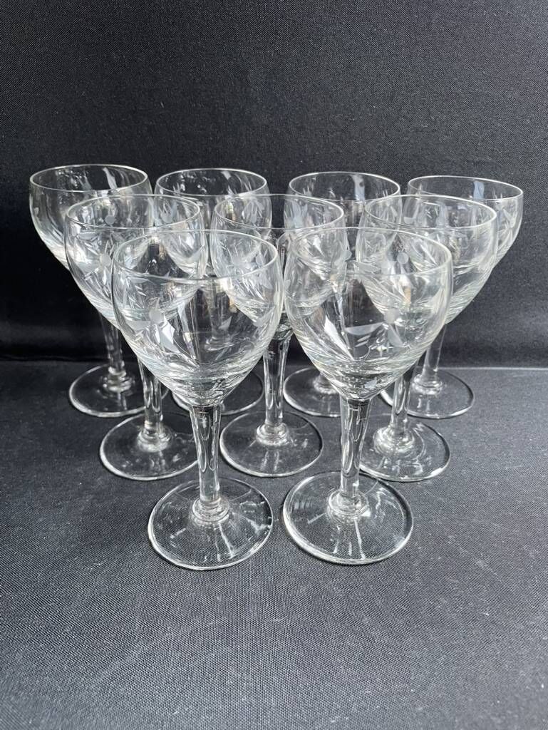 9 Blown glass wine glasses with cut bee decoration – Verrerie Thouvenin Vierzon