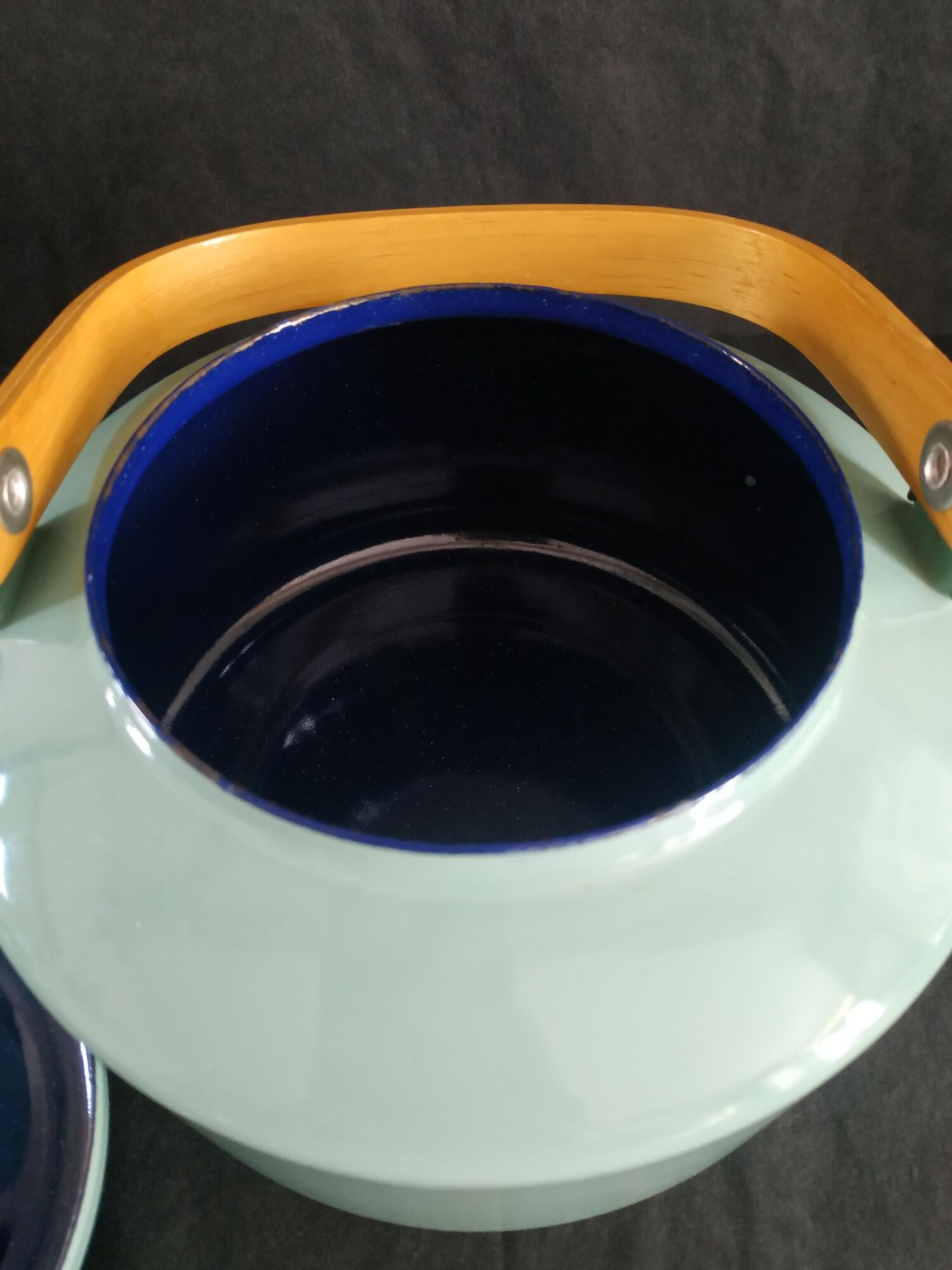 Teapot in enamelled tole green almond