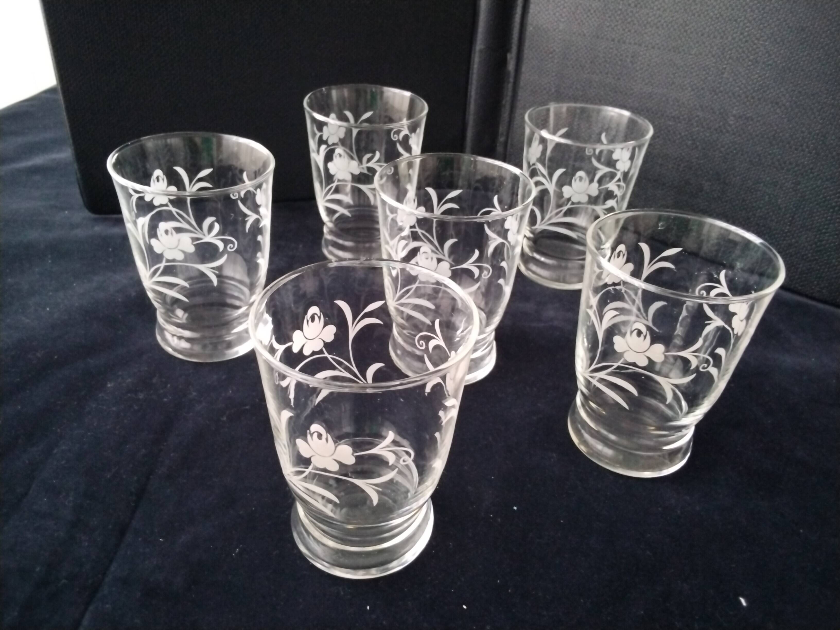 6 vintage table glasses in goblet shape with engraved decor