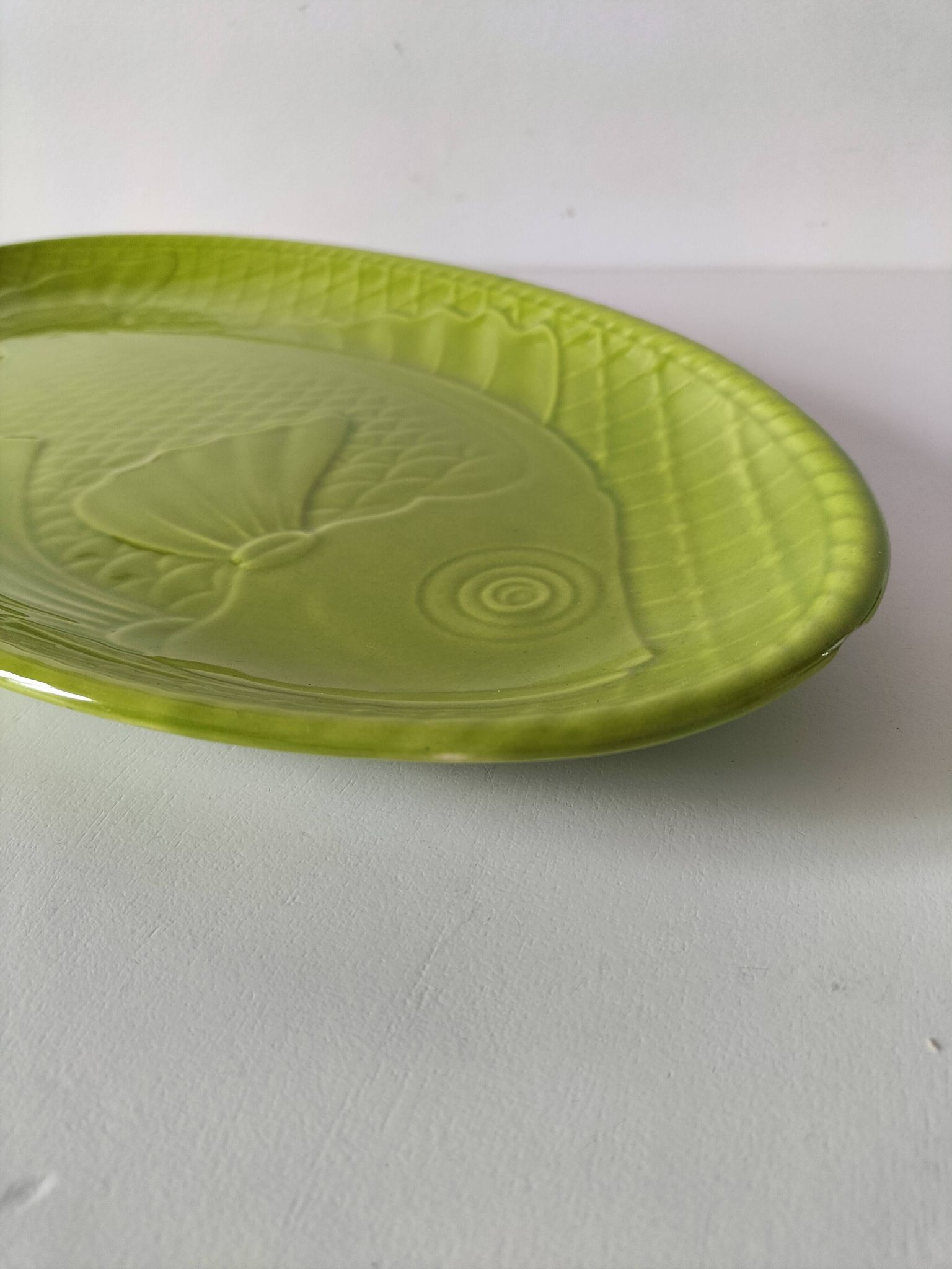 Plat à poisson Gien vert vintage en relief