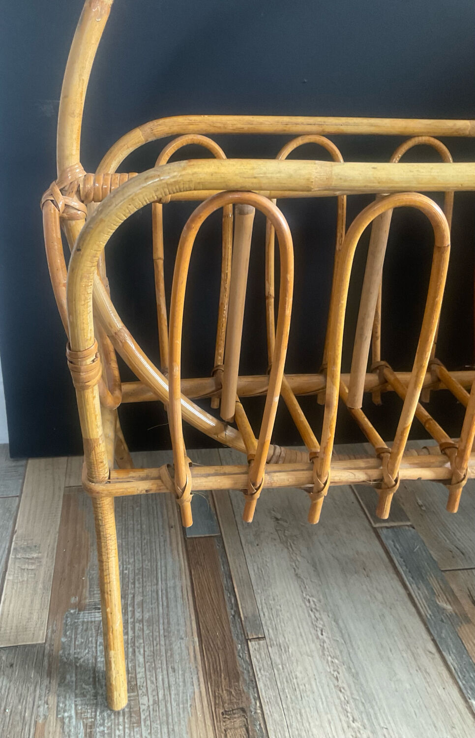 Porte revue vintage en rotin