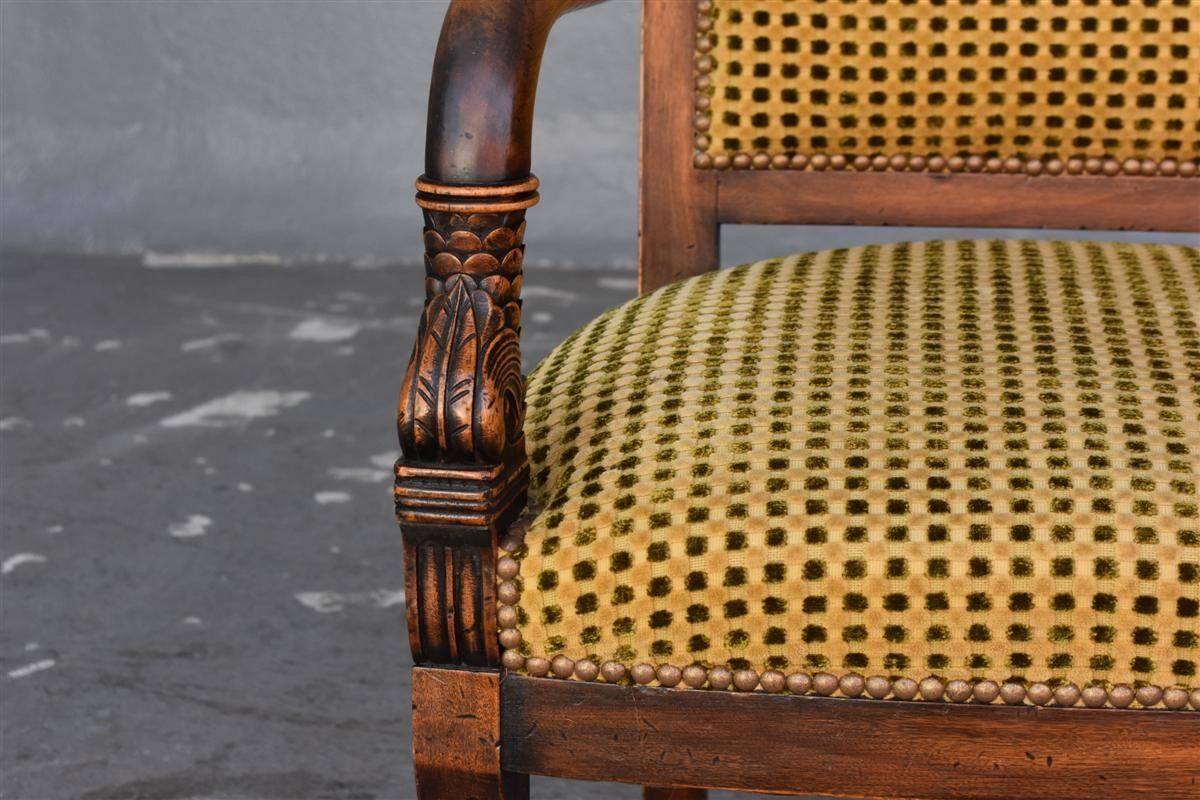 Paire de fauteuils en noyer de style restauration