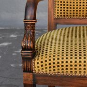 Paire de fauteuils en noyer de style restauration