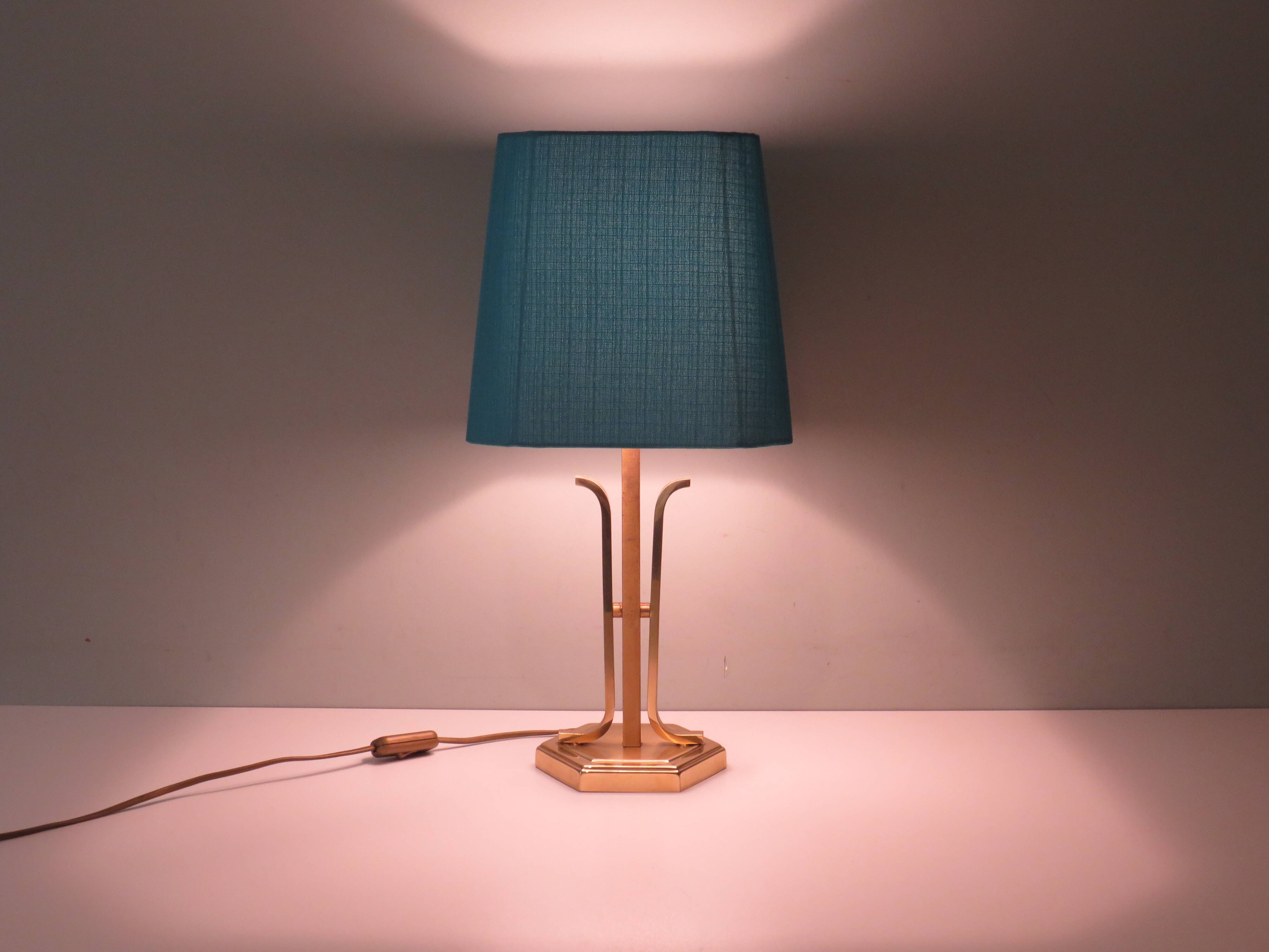 Lampe de table en laiton du milieu du siècle avec nouvel abat-jour personnalisé.