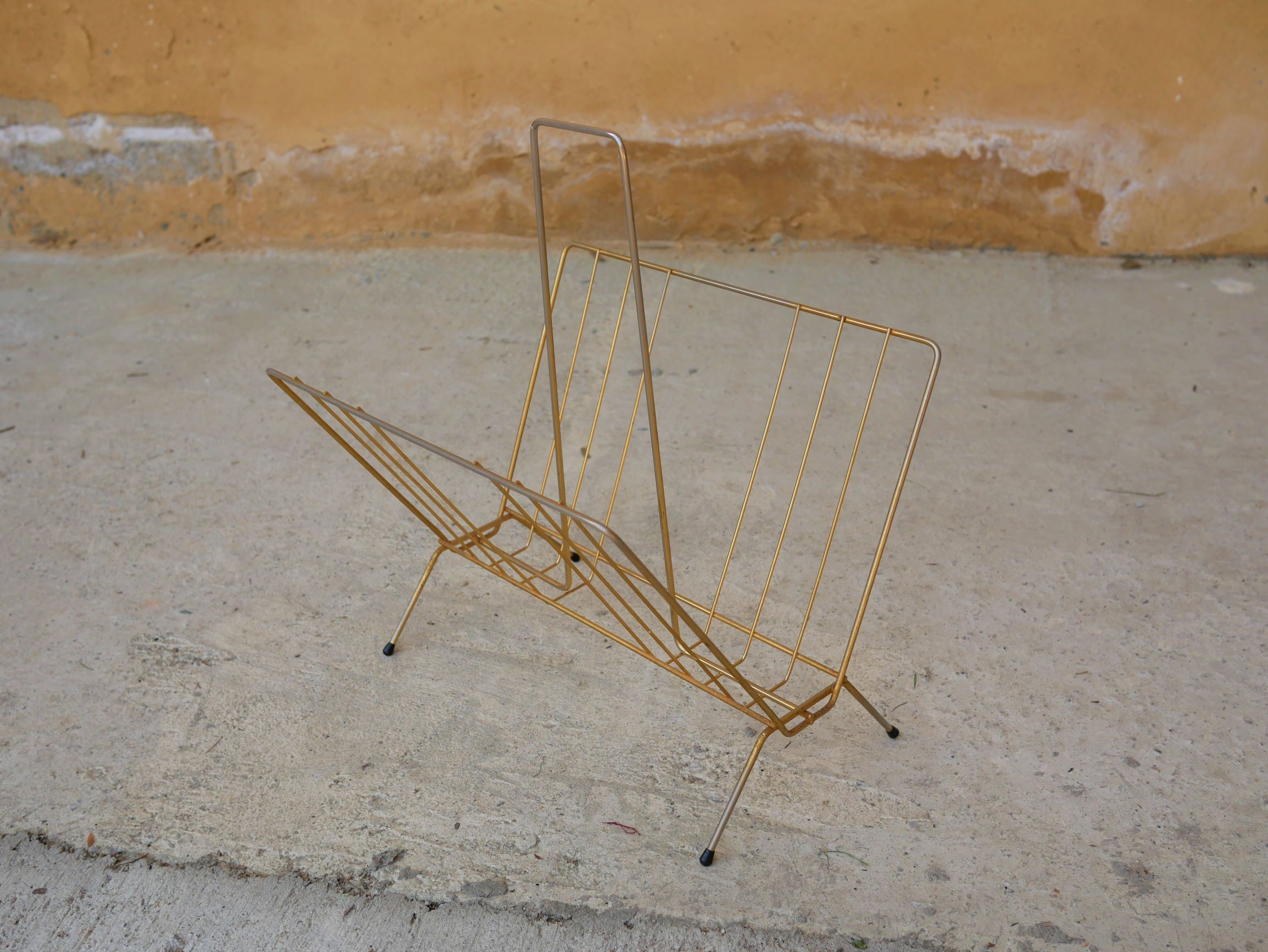 Magazine rack in gilded metal, early 1970s