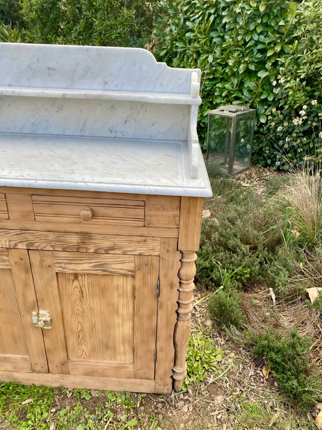 Meuble de toilette en marbre