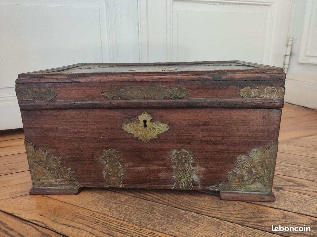 Old Indian wooden wedding chest decorated with chiseled brass plaque. India late 19th/early 20th