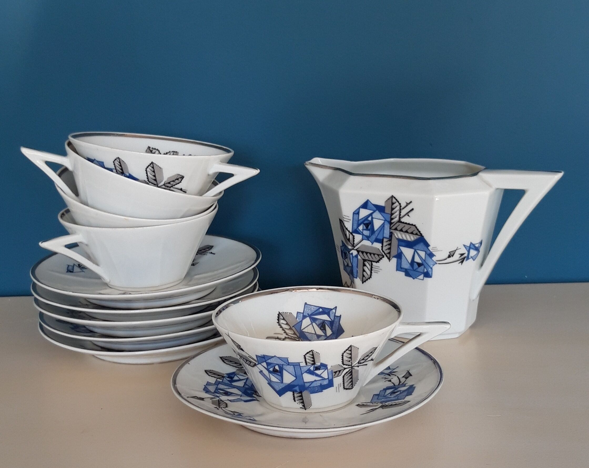 Service of cups and milk jar in fine porcelain from Limoges Art Deco