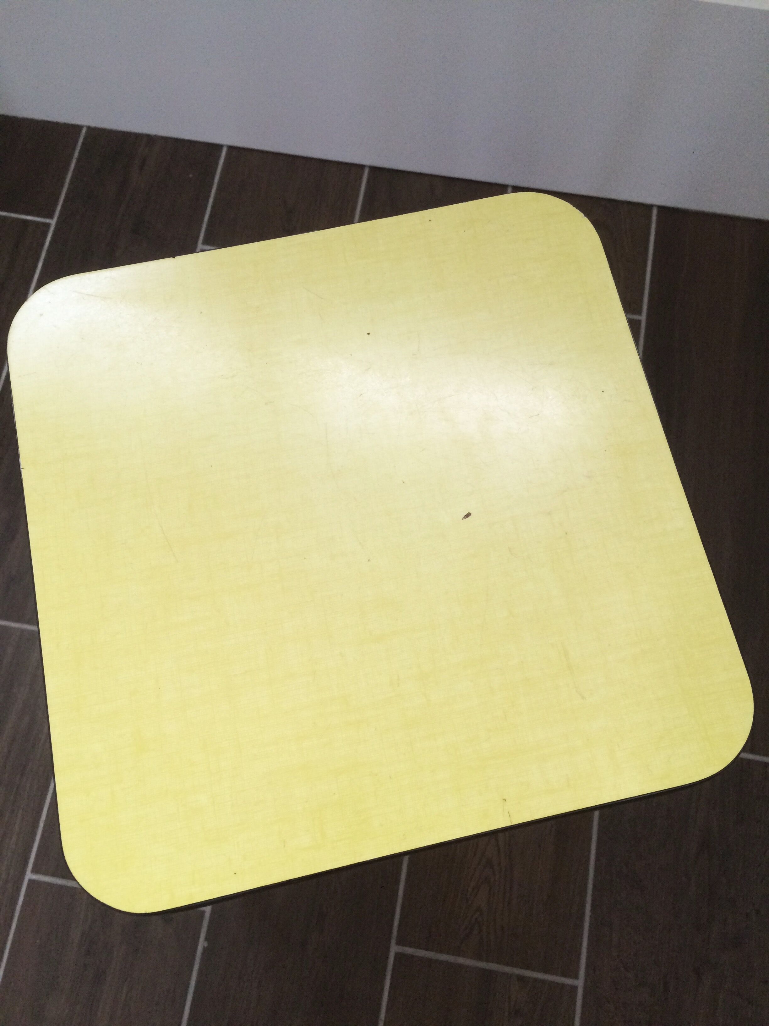 Tabouret en formica jaune