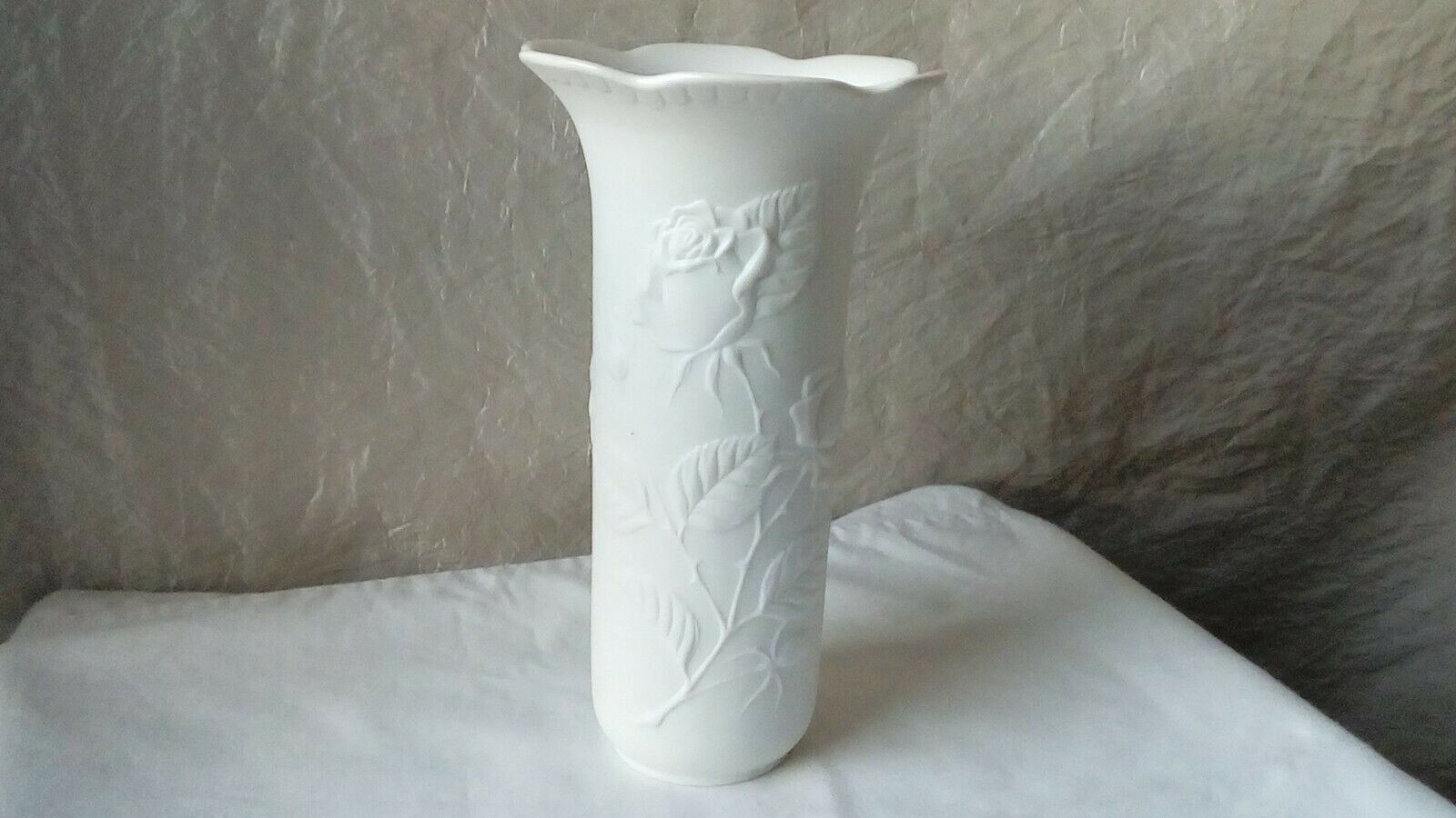 Porcelain vase matt effect decor in relief sign kaiser