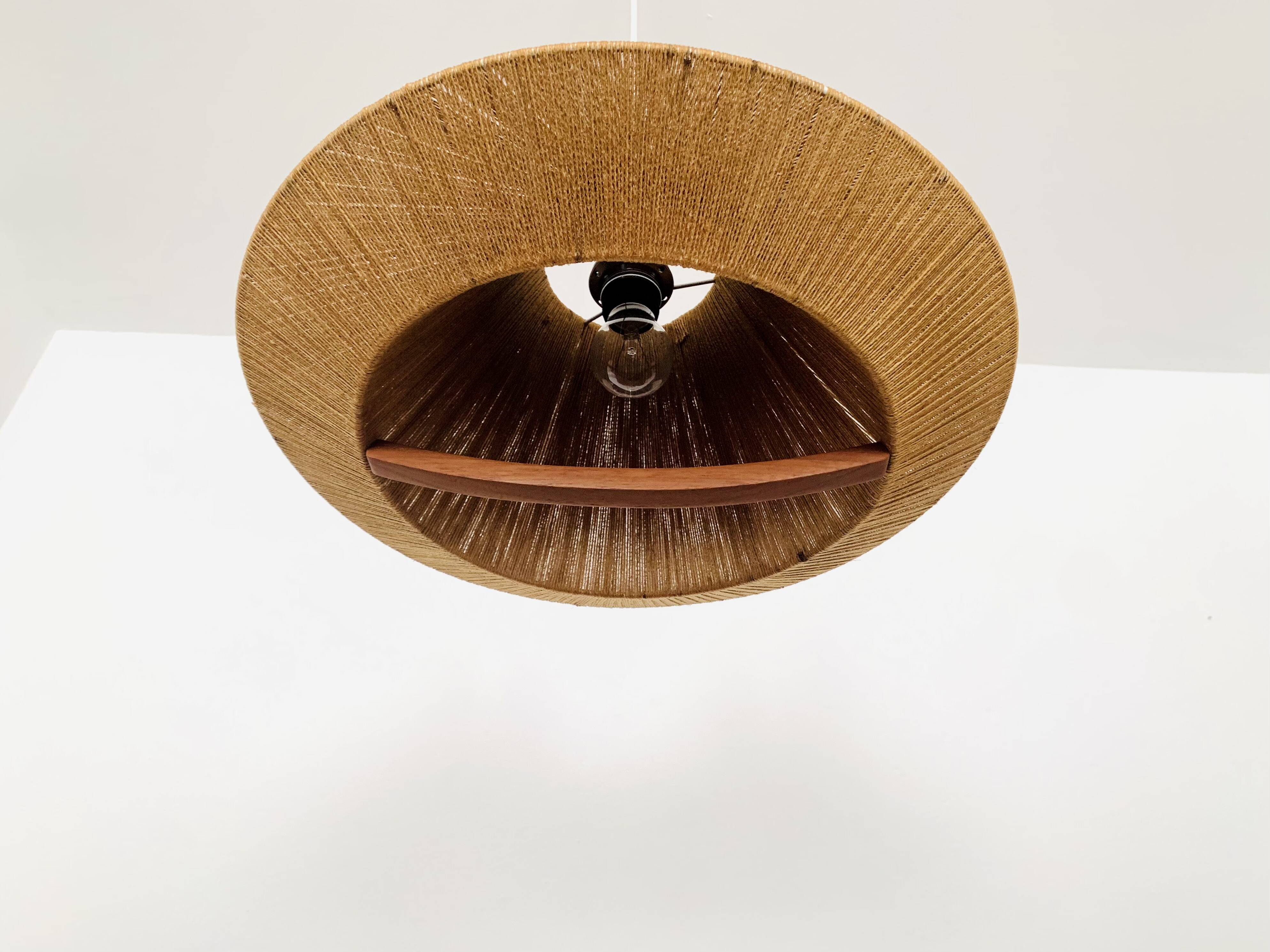 Suspension en teck et en raffia Bast par Temde