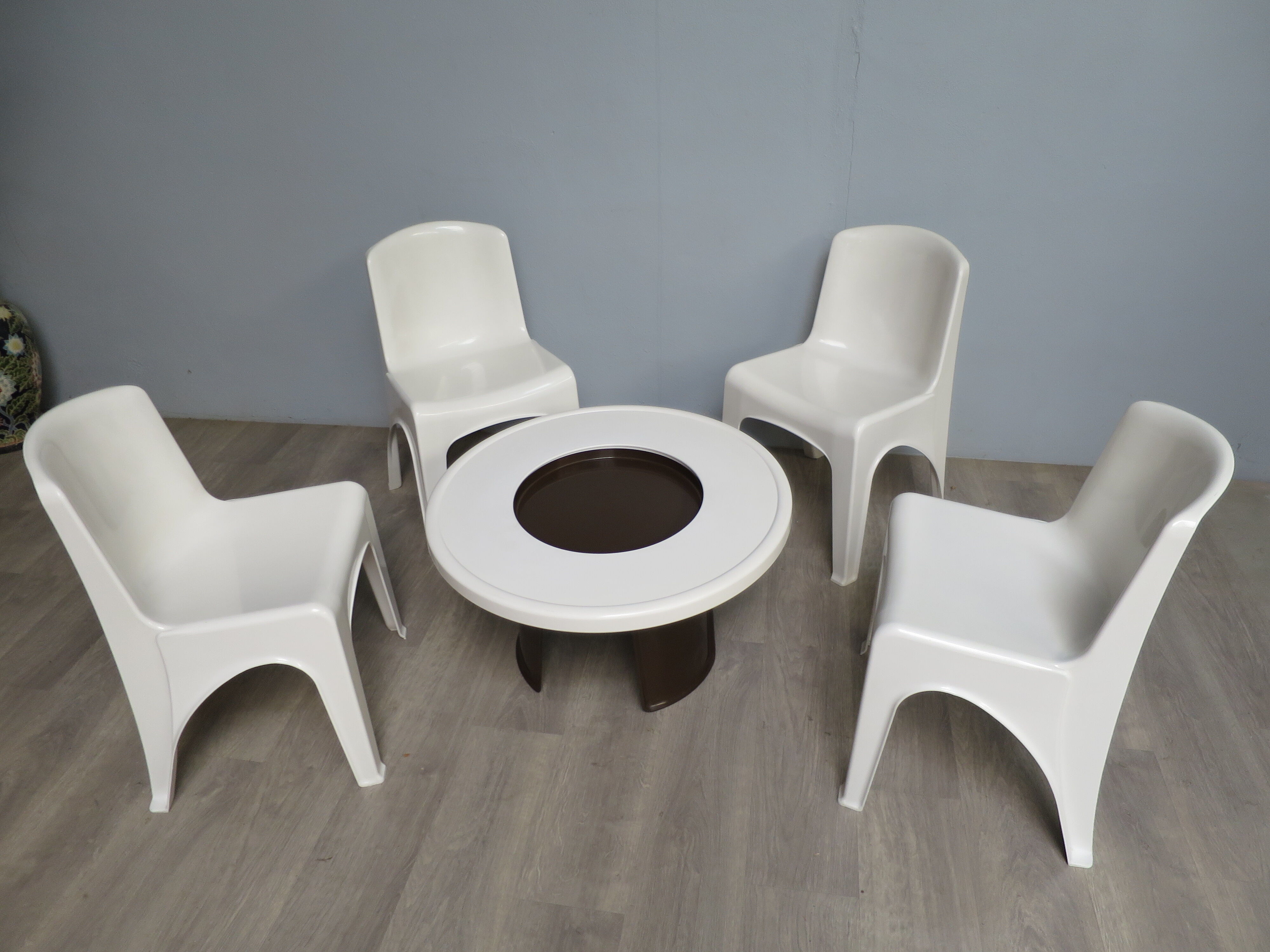4 chairs and table vintage Gilac 1970s